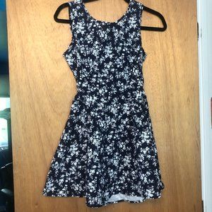 Women's medium floral dress flares at waist